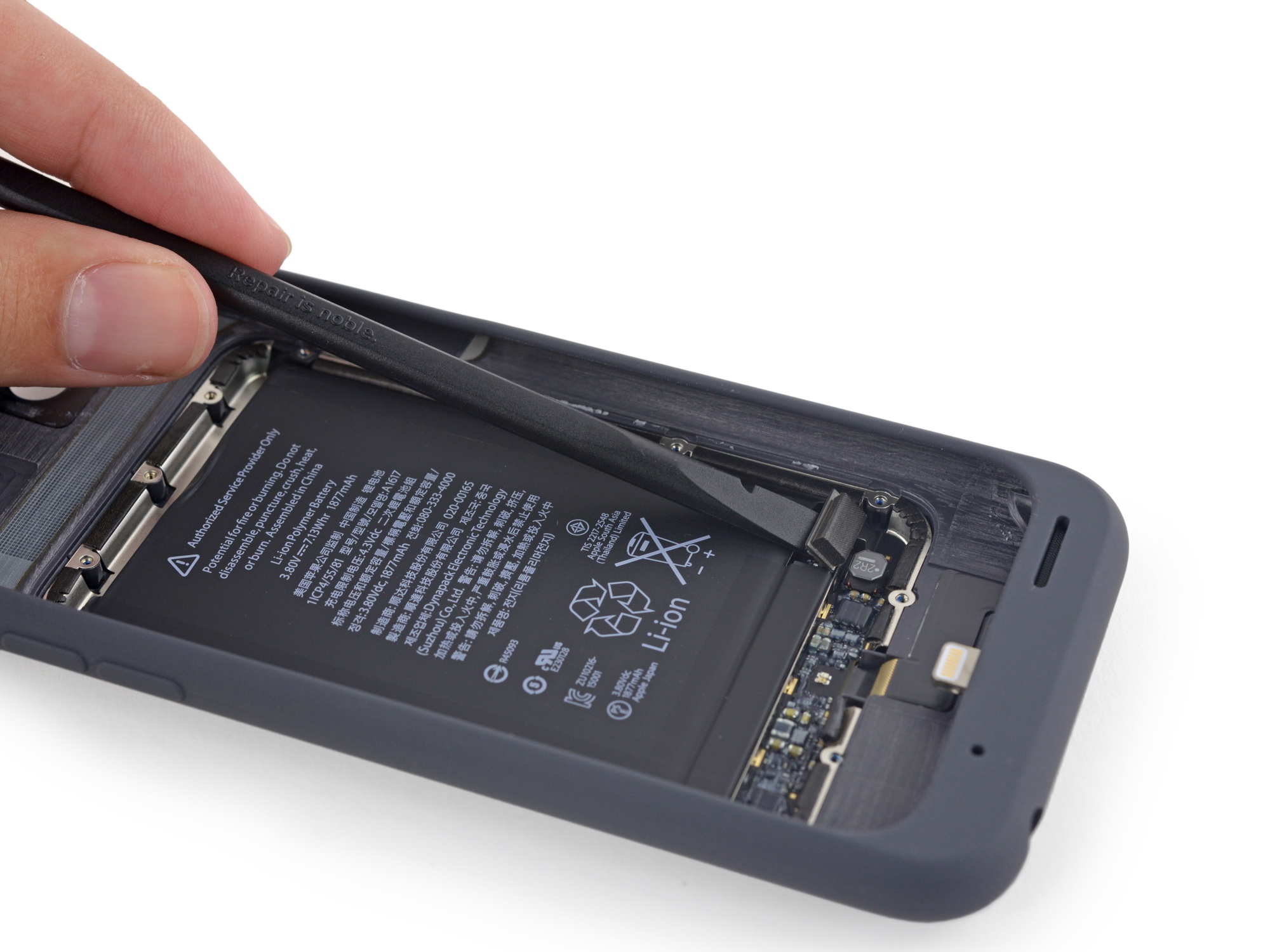 نقد و برررسی: قاب Smart Case اپل برای آیفون و مکانیزم شارژ کمکی آن