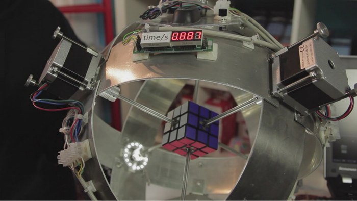 تماشا کنید: رکورد شکنی‌های دیوانه وار و پیاپی در حل مکعب روبیک توسط ربات‌ها