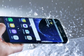 تماشا کنید: شنا در استخر با هوشمند Galaxy S7 Edge / تست مقاومت در برابر نفوذ آب