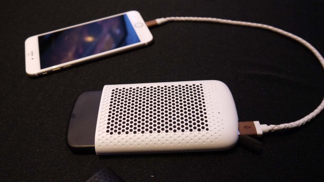 کوچکترین شارژر دنیا، گوشی شما را با آب نمک شارژ میکند!