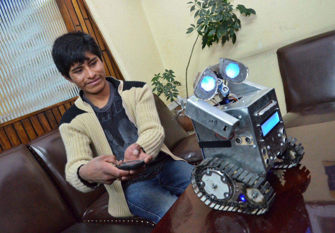 نابغه خود آموخته بولیویایی که از ضایعات روبات میسازد + فیلم