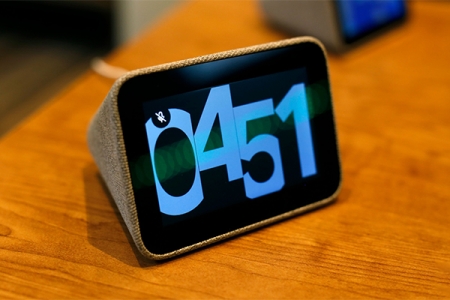 لنوو با همکاری گوگل یک ساعت رومیزی هوشمند معرفی کرد