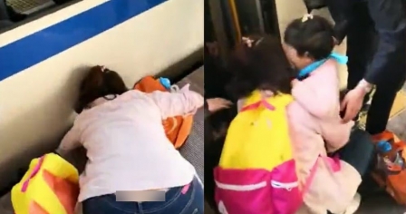 سرانجام سرگرم شدن مادر با تلفن همراه در ایستگاه مترو! +فیلم